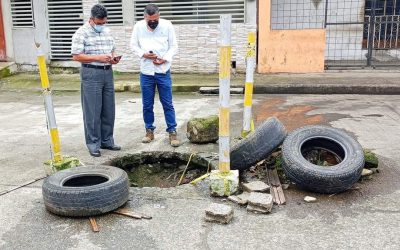 LA EPMAPAQ Y OBRAS PÚBLICAS SIGUEN COLOCANDO TAPAS DE ALCANTARILLAS ROBADAS.