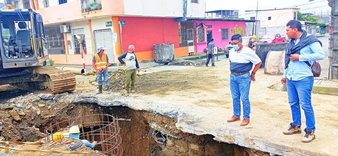 GERENTE GENERAL DE LA EPMAPAQ SUPERVISA TRABAJOS DE ALCANTARILLADO SANITARIO EN SAN CAMILO.