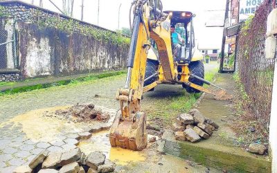 LA EPMAPAQ CONTINÚA REPARANDO FUGAS DE AGUA EN DIFERENTES SECTORES DE QUEVEDO.