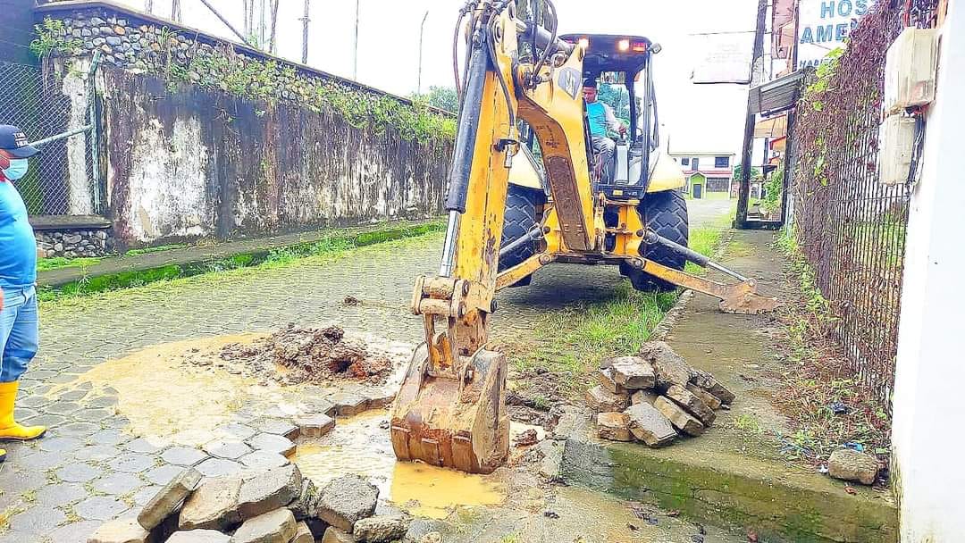 LA EPMAPAQ CONTINÚA REPARANDO FUGAS DE AGUA EN DIFERENTES SECTORES DE QUEVEDO.