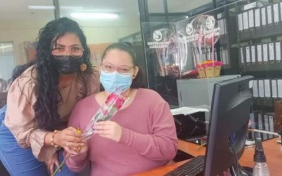 POR PARTE DEL GERENTE DE LA EPMAPAQ SE ENTREGA UNA HERMOSA ROSA AL PERSONAL FEMENINO POR SAN VALENTÍN.