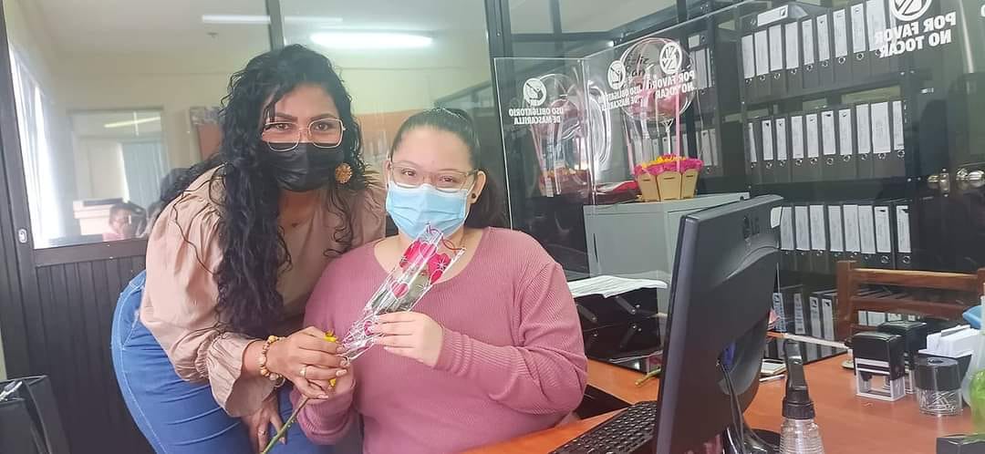 POR PARTE DEL GERENTE DE LA EPMAPAQ SE ENTREGA UNA HERMOSA ROSA AL PERSONAL FEMENINO POR SAN VALENTÍN.
