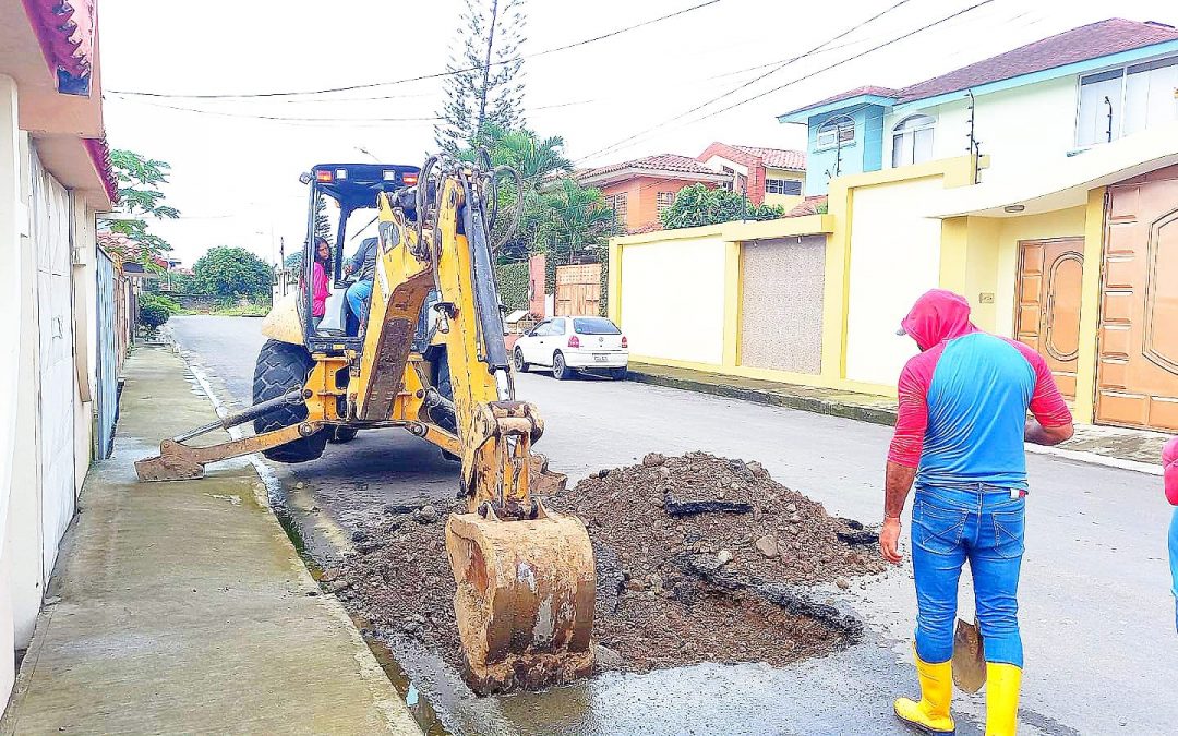 LA EPMAPAQ CONTINÚA REPARANDO FUGAS DE AGUA RN DIFERENTES SECTORES DE QUEVEDO.