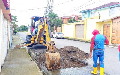 LA EPMAPAQ CONTINÚA REPARANDO FUGAS DE AGUA RN DIFERENTES SECTORES DE QUEVEDO.