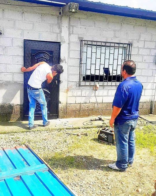 SE INSTALA PUERTA NIEVA EN LA ESTACIÓN DE BOMBEO ESPERANZA.