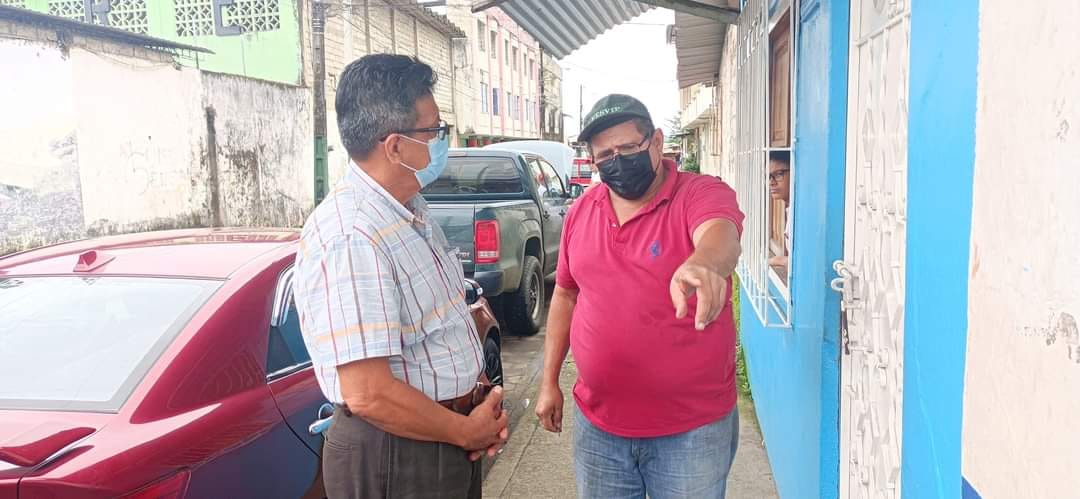 GERENTE DE LA EPMAPAQ ACUDE PERSONALMENTE A ATENDER REPORTE CIUDADANO.