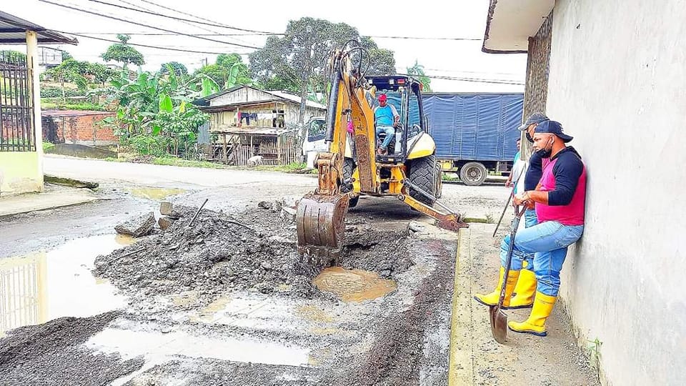 SE REPARA FUGA DE AGUA EN LA 20 DE FEBRERO.