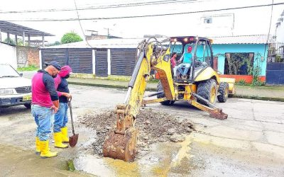 SE REPARA FUGA DE AGUA EN CALLE CUARTA DE LA PARROQUIA 7 DE OCTUBRE.