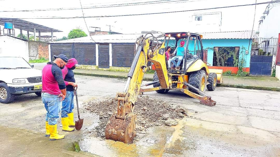 SE REPARA FUGA DE AGUA EN CALLE CUARTA DE LA PARROQUIA 7 DE OCTUBRE.