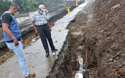 GERENTE DE LA EPMAPAQ SUPERVISA TRABAJOS DE REUBICACIÓN DE TUBERÍA EN LA WALTER ANDRADE