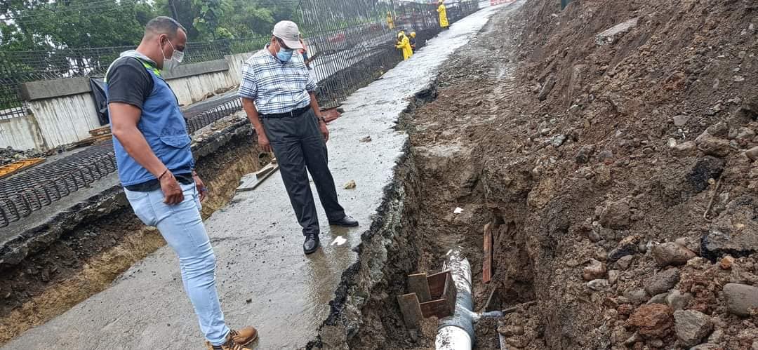 GERENTE DE LA EPMAPAQ SUPERVISA TRABAJOS DE REUBICACIÓN DE TUBERÍA EN LA WALTER ANDRADE