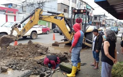 LA EPMAPAQ REPARA FUGA DE AGUA EN SAN CAMILO
