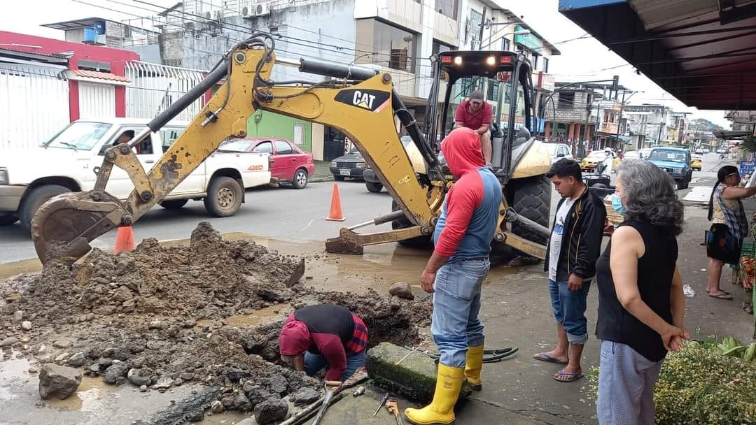 LA EPMAPAQ REPARA FUGA DE AGUA EN SAN CAMILO