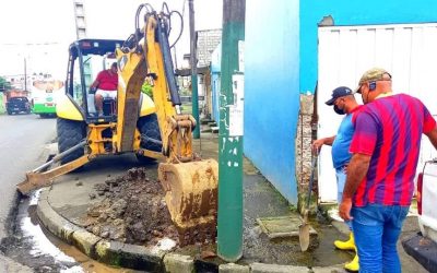 LA EPMAPAQ REPARA FUGA DE AGUA EN EL GUAYACAN