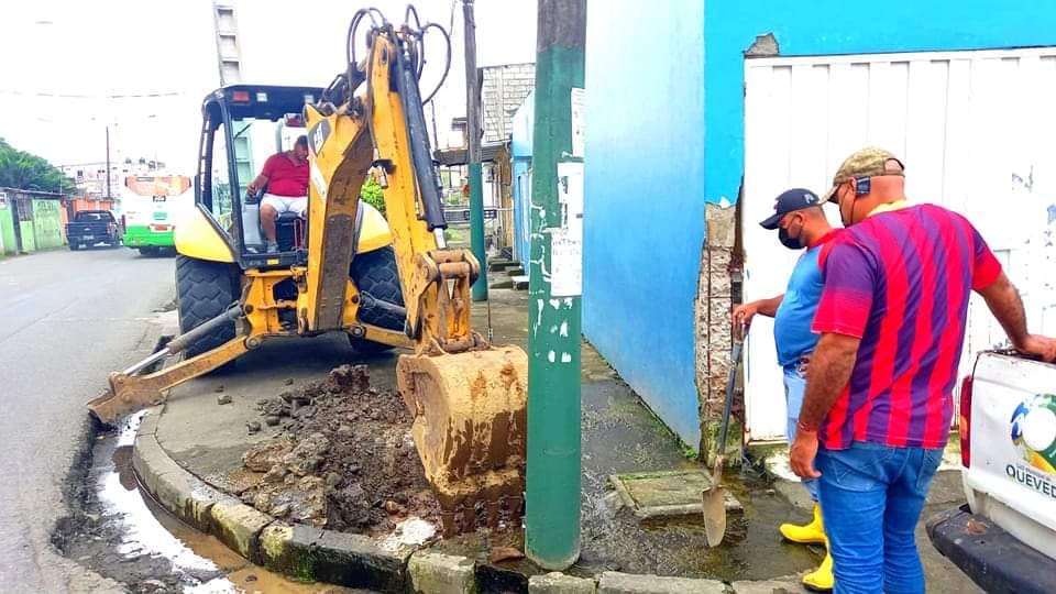 LA EPMAPAQ REPARA FUGA DE AGUA EN EL GUAYACAN