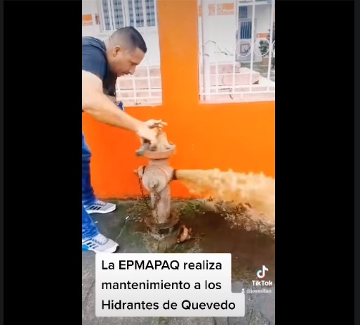 LA EPMAPAQ REALIZA MANTENIMIENTO A LOS HIDRANTES DE QUEVEDO.