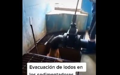 EVACUACIÓN DE LODOS EN LOS SEDIMENTADORES ES EL PRIMER PASO QUE REALIZA LA EPMAPAQ PARA POTABILIZAR EL AGUA .