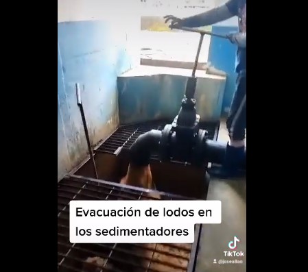 EVACUACIÓN DE LODOS EN LOS SEDIMENTADORES ES EL PRIMER PASO QUE REALIZA LA EPMAPAQ PARA POTABILIZAR EL AGUA .