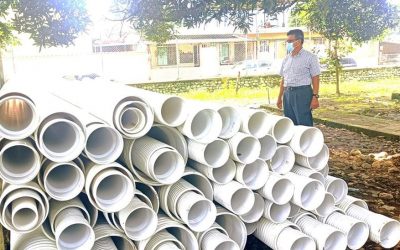 GERENTE DE LA EPMAPAQ SUPERVISA LLEGADA DE TUBERÍA PARA MANTENIMIENTO DEL SISTEMA DE ALCANTARILLADO DE QUEVEDO