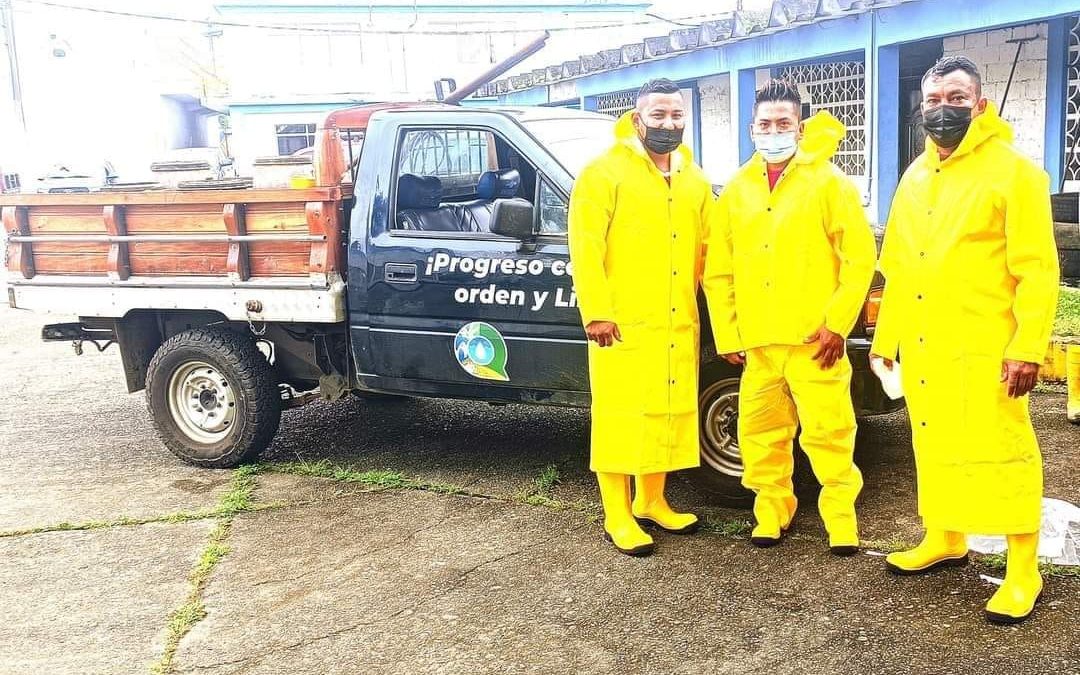 EQUIPO OPERATIVO DE ALCANTARILLADO RECIBE DOTACIÓN NUEVA DE PONCHO IMPERMEABLE Y BOTAS POR PARTE DEL GERENTE DE LA EPMAPAQ.