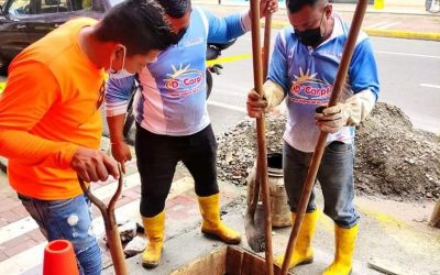 SE REALIZA LIMPIEZA DE ALCANTARILLA EN LA INSTITUCIÓN BOMBERIL DEL CENTRO DE QUEVEDO .