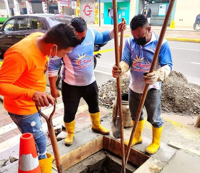 SE REALIZA LIMPIEZA DE ALCANTARILLA EN LA INSTITUCIÓN BOMBERIL DEL CENTRO DE QUEVEDO .