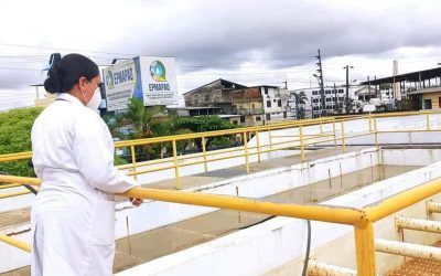 GERENTE DE LA EPMAPAQ SUPERVISA PERSONALMENTE JUNTO A LA LABORATORISTA ,EL PROCESO DE POTABLIZACIÓN CON AGUA TURBIA.