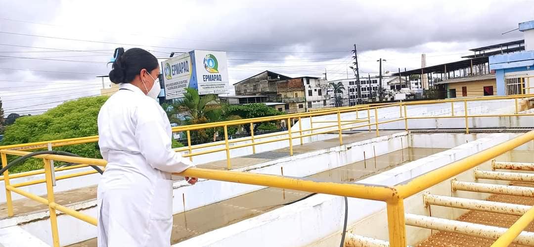 GERENTE DE LA EPMAPAQ SUPERVISA PERSONALMENTE JUNTO A LA LABORATORISTA ,EL PROCESO DE POTABLIZACIÓN CON AGUA TURBIA.