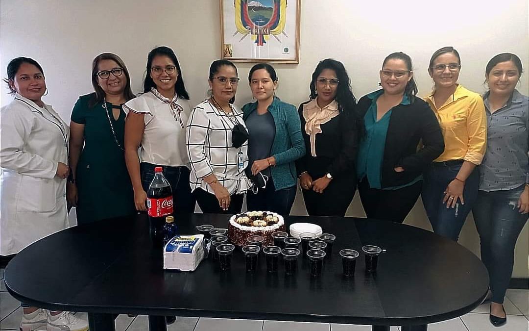 GERENTE GENERAL DE LA EPMAPAQ RINDE HOMENAJE A LAS MUJERES DE LA EMPRESA EN SU DIA .