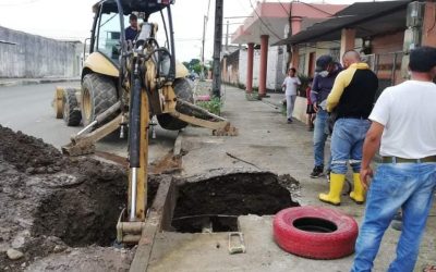LA EPMAPAQ REALIZÓ AYER REPARACIONES DE FUGAS DE AGUA EN LA ESPERANZA