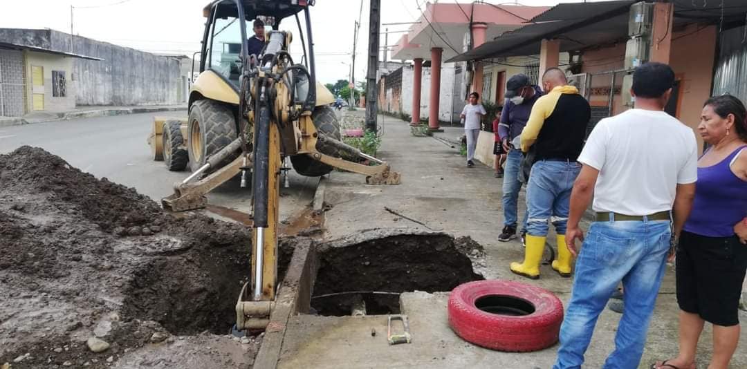 LA EPMAPAQ REALIZÓ AYER REPARACIONES DE FUGAS DE AGUA EN LA ESPERANZA