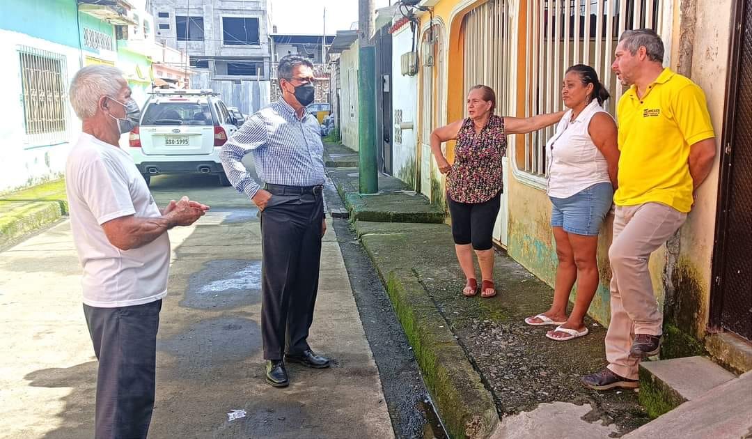 GERENTE DE LA EPMAPAQ SOCIALIZA CON MORADORES DE LA PARROQUIA SAN CAMILO.