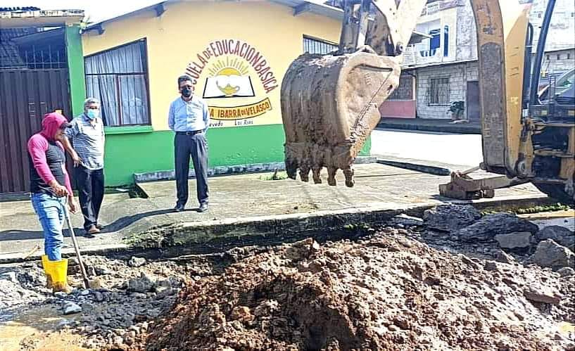 GERENTE DE LA EPMAPAQ SUPERVISA TRABAJOS EN LA ESCUELA DELIA IBARRA DE LA PARROQUIA SAN CAMILO.