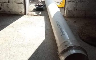 TUBERÍA DE AGUA POTABLE LISTA PARA COLOCAR EN TRAMO DE LA CALLE PRINCIPAL DE SAN CAMILO