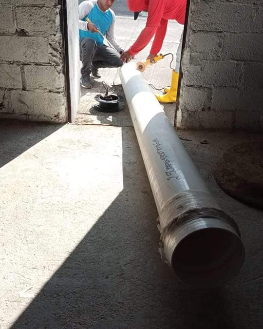 TUBERÍA DE AGUA POTABLE LISTA PARA COLOCAR EN TRAMO DE LA CALLE PRINCIPAL DE SAN CAMILO