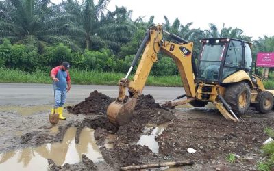LA EPMAPAQ REPARA FUGA DE AGUA EN SAN CARLOS