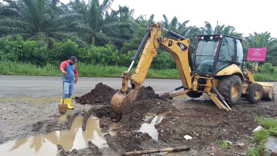 LA EPMAPAQ REPARA FUGA DE AGUA EN SAN CARLOS