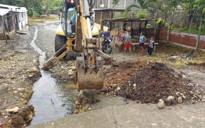 SE REPARA FUGA DE AGUA EN EL SECTOR LAS LUCES .