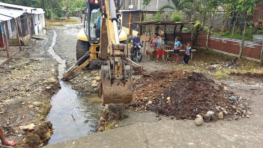 SE REPARA FUGA DE AGUA EN EL SECTOR LAS LUCES .