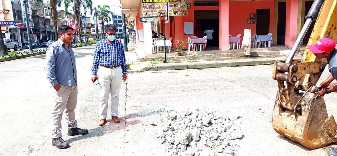 LA EPMAPAQ REALIZA EL MANTENIMIENTO AL SISTEMA DE ALCANTARILLADO SANITARIO EN LA CALLE JUNE GUZMÁN