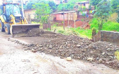 SE REPARA FUGA DE AGUA EN LA FAVELA .
