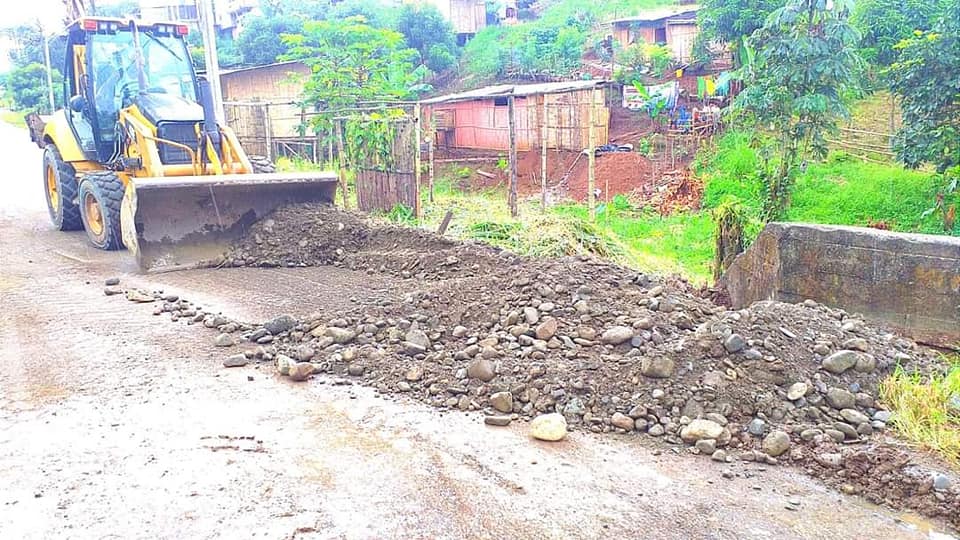 SE REPARA FUGA DE AGUA EN LA FAVELA .