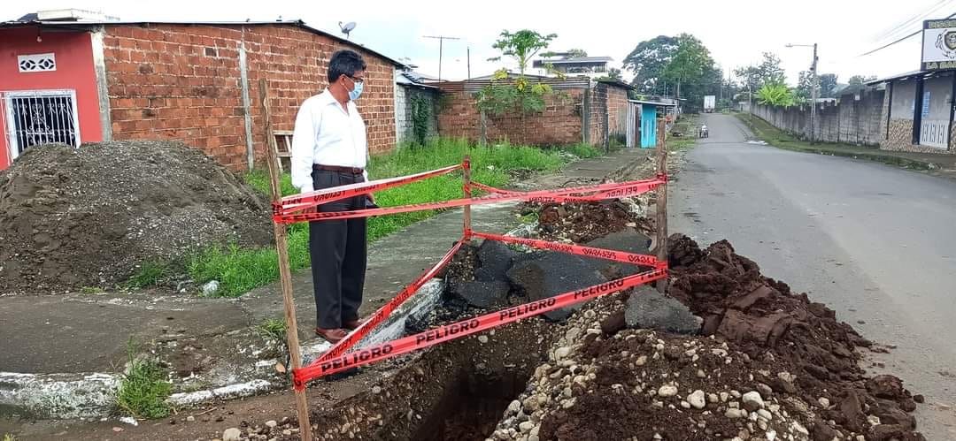 GERENTE DE LA EPMAPAQ SUPERVISA TRABAJOS DE INTERCONEXIÓN EN SAN CARLOS .