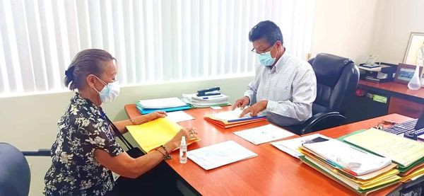 GERENTE DE LA EPMAPAQ RECIBE A MORADORA DE LA CALLE 22 QUIEN SOLICITA OBRA DE ALCANTARLLADO