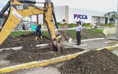 GERENTE DE LA EPMAPAQ SUPERVISA TRABAJOS DE AGUA POTABLE QUE SE REALIZAN EN EL CENTRO COMERCIAL LA QUADRA.