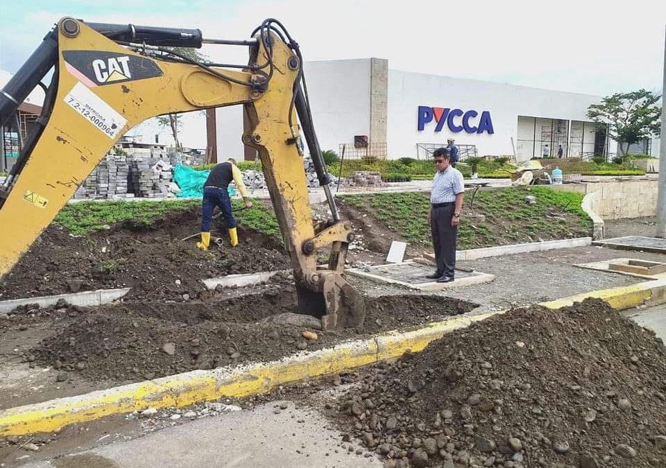 GERENTE DE LA EPMAPAQ SUPERVISA TRABAJOS DE AGUA POTABLE QUE SE REALIZAN EN EL CENTRO COMERCIAL LA QUADRA.
