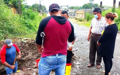 GERENTE DE LA EPMAPAQ VISITA LA CHANG LUEY. PARA VER REPORTE DE FUGA DE AGUA E INSTALACIÓN DE GUÍA DOMICILIARIA.