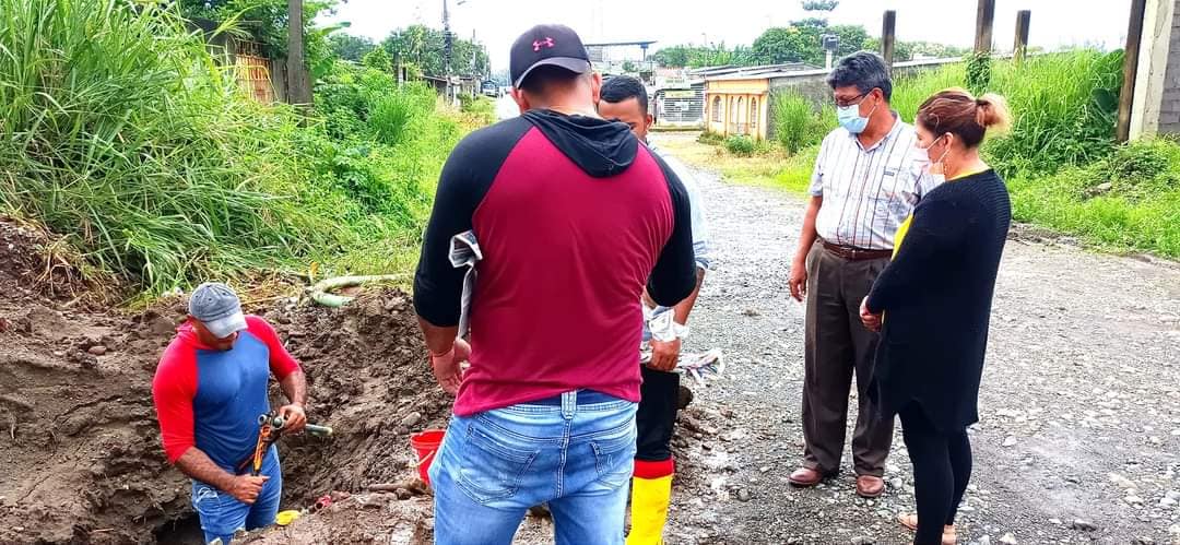 GERENTE DE LA EPMAPAQ VISITA LA CHANG LUEY. PARA VER REPORTE DE FUGA DE AGUA E INSTALACIÓN DE GUÍA DOMICILIARIA.