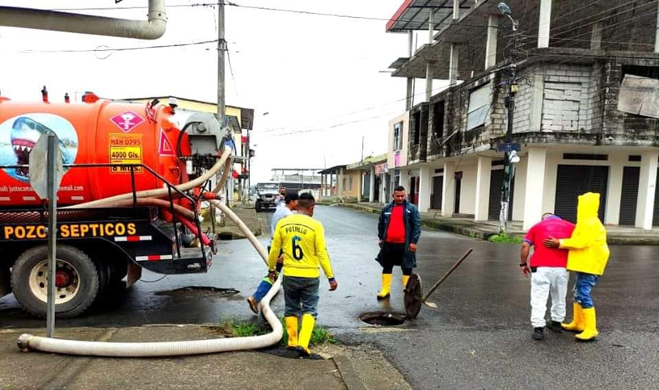 LA EPMAPAQ REALIZA MANTENIMIENTO AL ALCANTARILLADO SANITARIO DE SAN CARLOS
